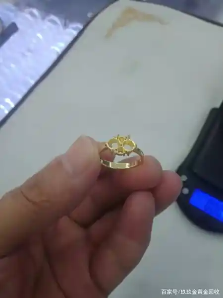 十年前的黄金戒指，上面宝石都掉光了，阿姨不想要了（附金价） 